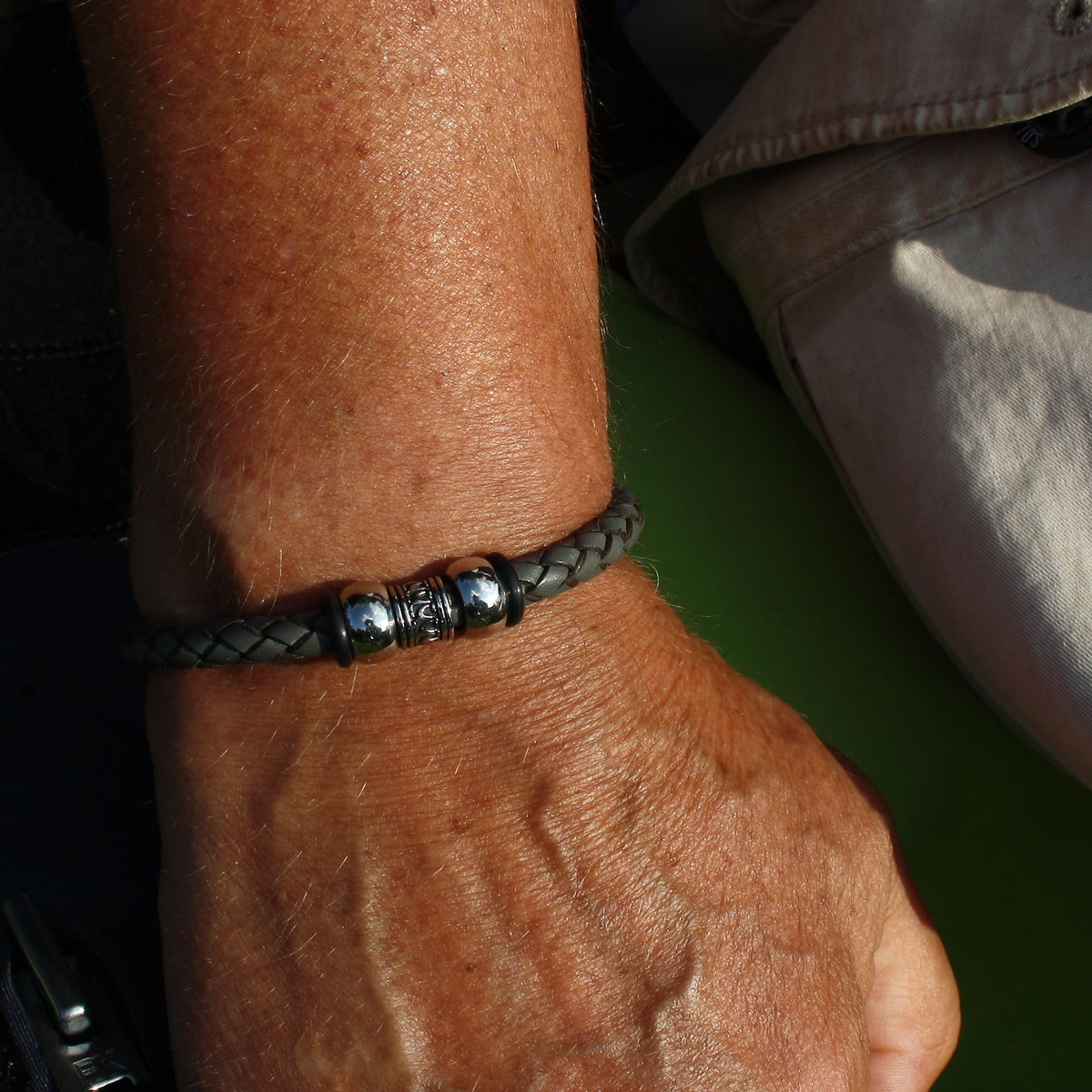 Herren-Leder-Armband-atoll-dunkelgrau-silber-geflochten-Edelstahlverschluss-getragen-wavepirate-shop-f