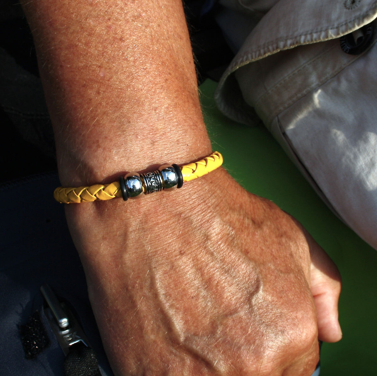 Herren-Leder-Armband-atoll-gelb-schwarz-geflochten-Edelstahlverschluss-getragen-wavepirate-shop-f