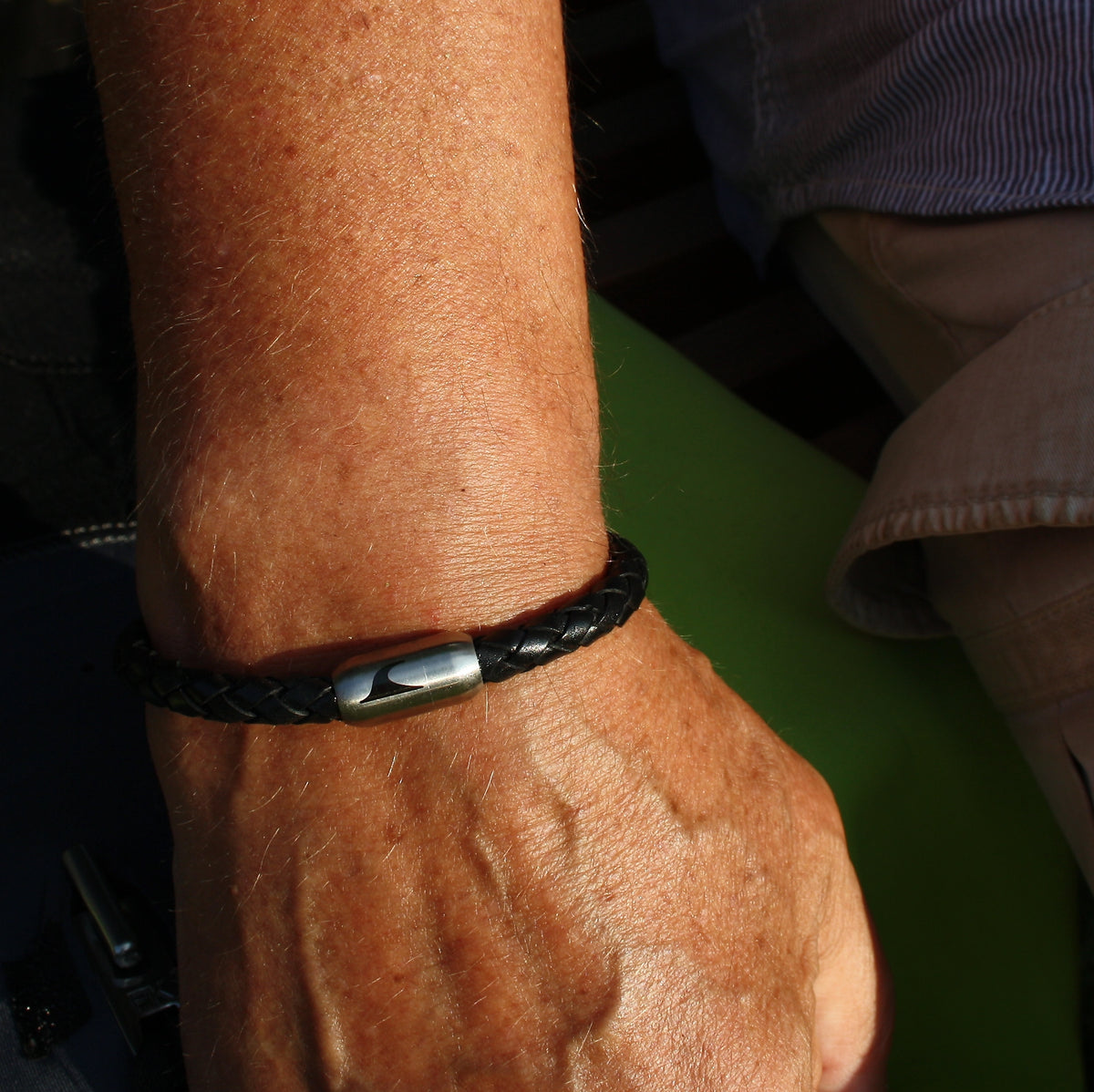 Herren-Leder-Armband-atoll-schwarz-silber-geflochten-Edelstahlverschluss-getragen-wavepirate-shop-f