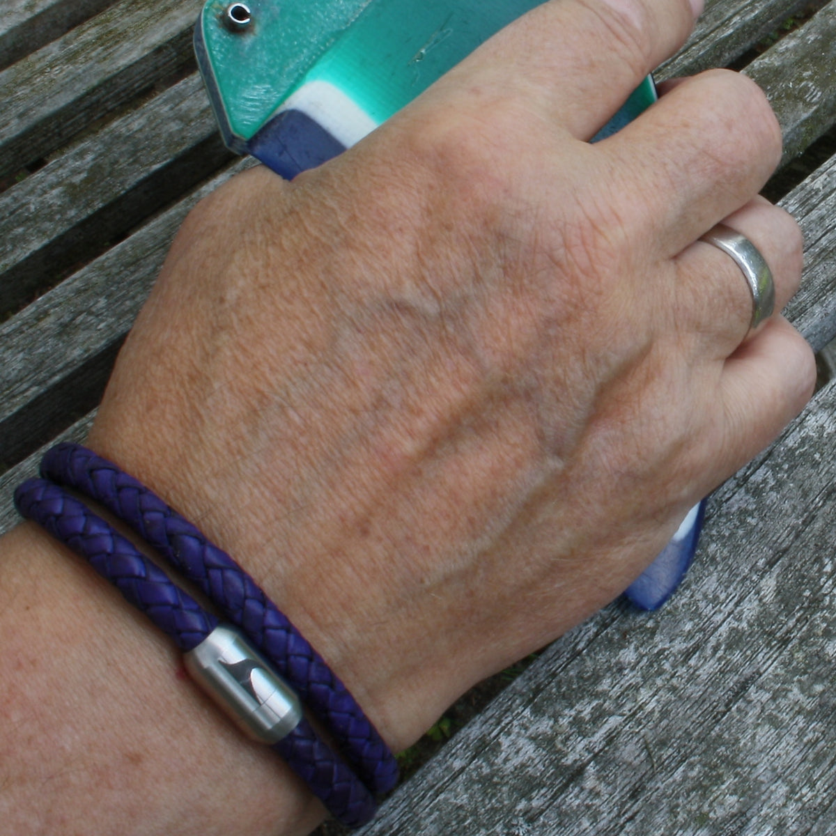 Herren-Leder-Armband-damen-hawaii-ultramarine-geflochten-Edelstahlverschluss-getragen-wavepirate-shop-f