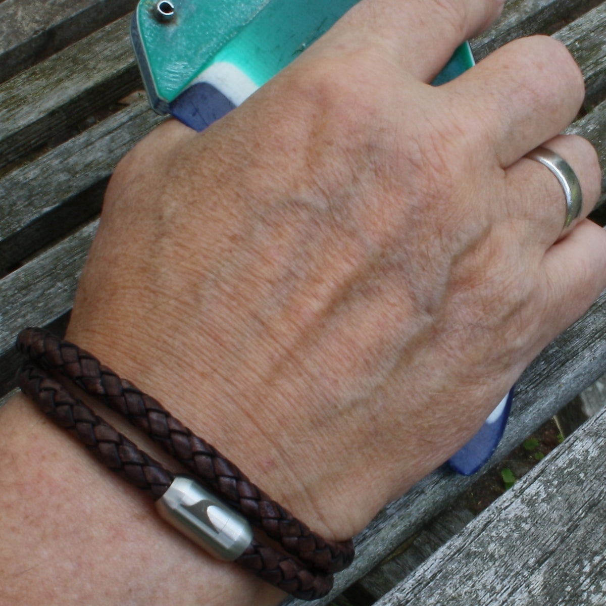 Herren-Leder-Armband-hawaii-braun-geflochten-Edelstahlverschluss-getragen-wavepirate-shop-f