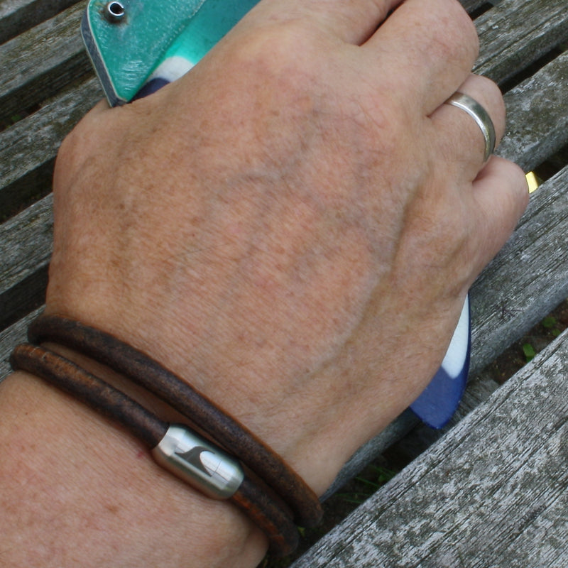 Herren-Leder-Armband-hawaii-braun-massiv-Edelstahlverschluss-getragen-wavepirate-shop-r