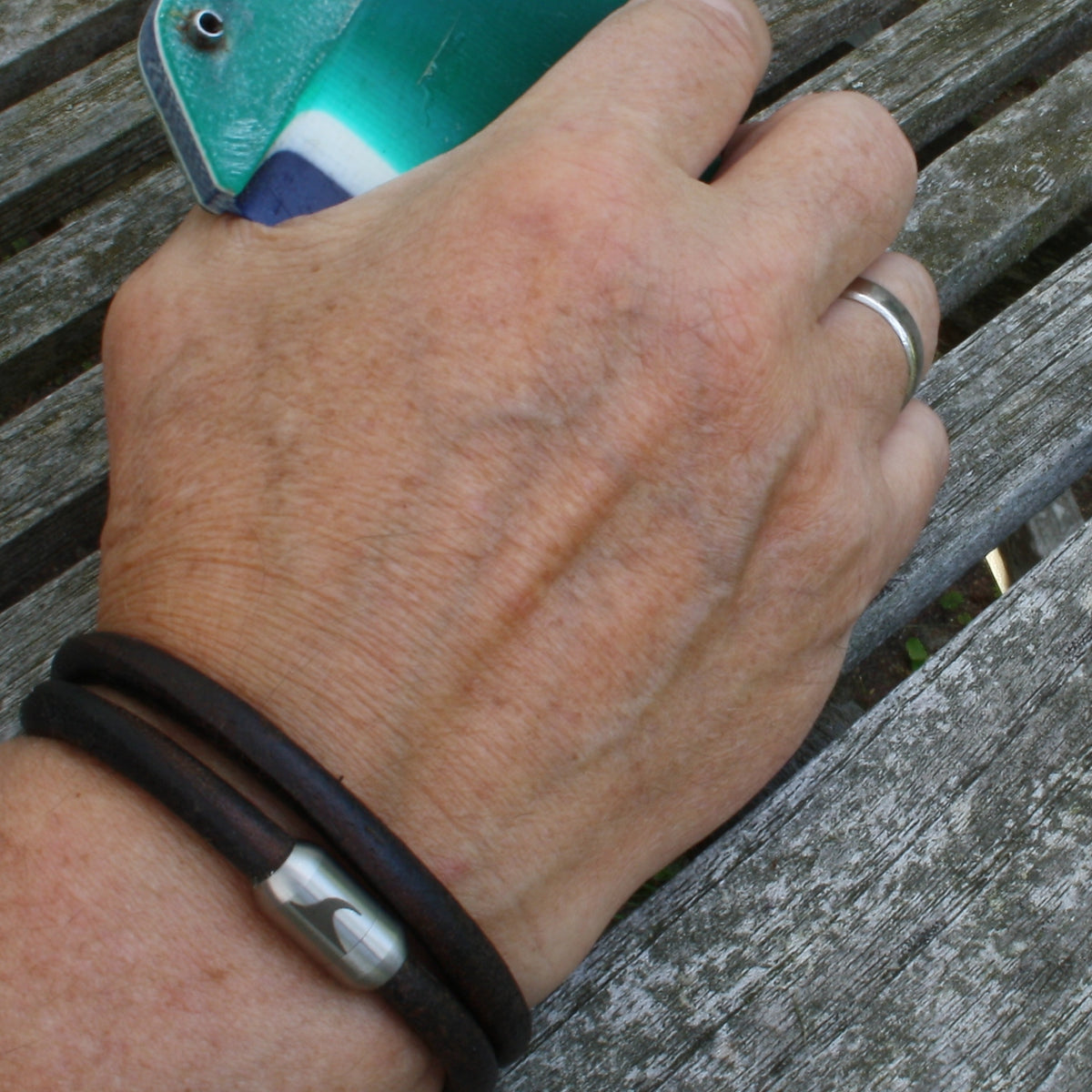 Herren-Leder-Armband-hawaii-dunkelbraun-silber-massiv-Edelstahlverschluss-getragen-wavepirate-shop-r