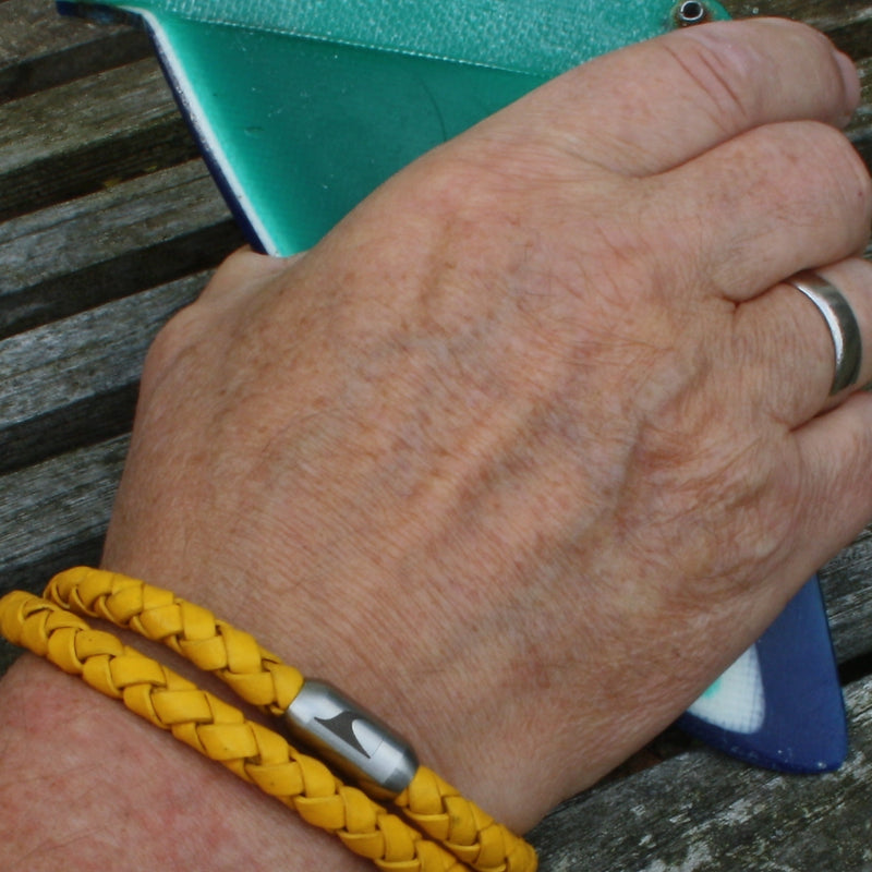 Herren-Leder-Armband-hawaii-gelb-geflochten-Edelstahlverschluss-getragen-wavepirate-shop-f
