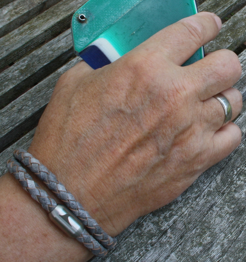 Herren-Leder-Armband-hawaii-grau-geflochten-Edelstahlverschluss-getragen-wavepirate-shop-f