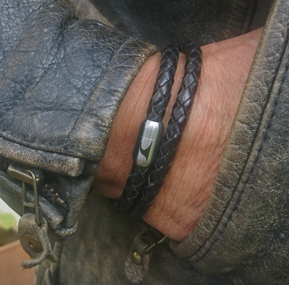 Herren-Leder-Armband-hawaii-schwarz-geflochten-Edelstahlverschluss-getragen-wavepirate-shop-f-1