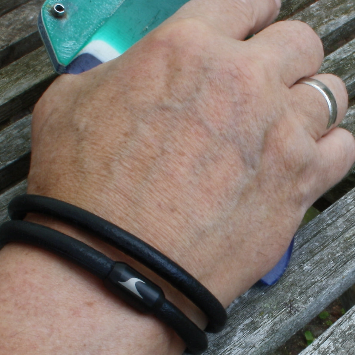 Herren-Leder-Armband-hawaii-schwarz-massiv-Edelstahlverschluss-getragen-wavepirate-shop-r