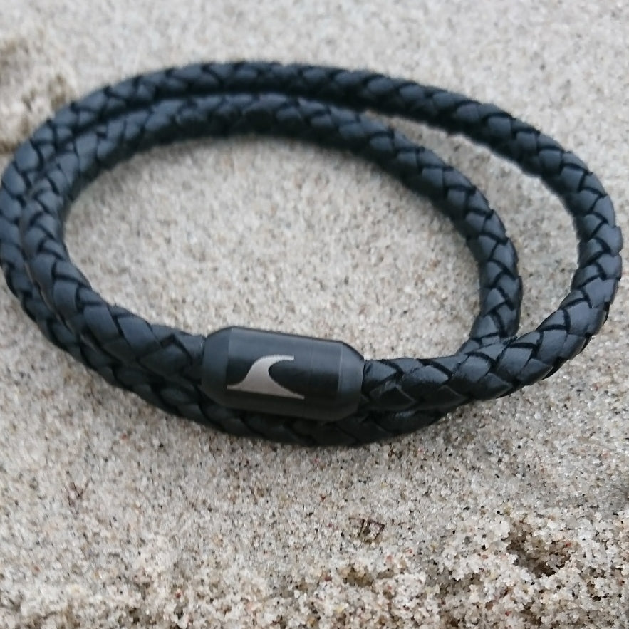 Herren-Leder-Armband-hawaii-schwarz-schwarz-geflochten-Edelstahlverschluss-detail-wavepirate-shop-f-1