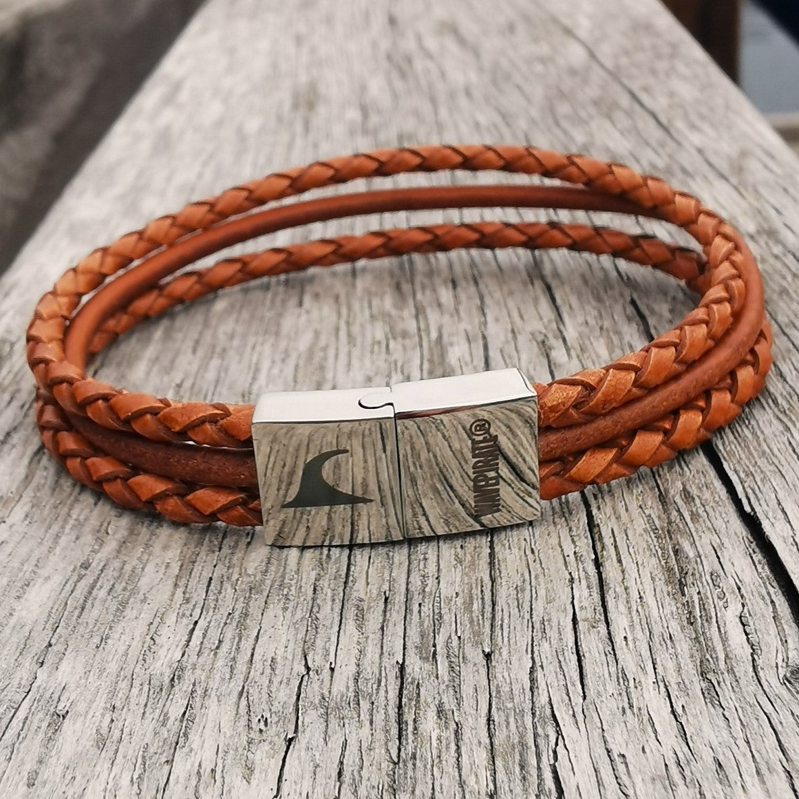 Herren-Leder-Armband-trio-cognac-geflochten-Edelstahlverschluss-detail-wavepirate-shop