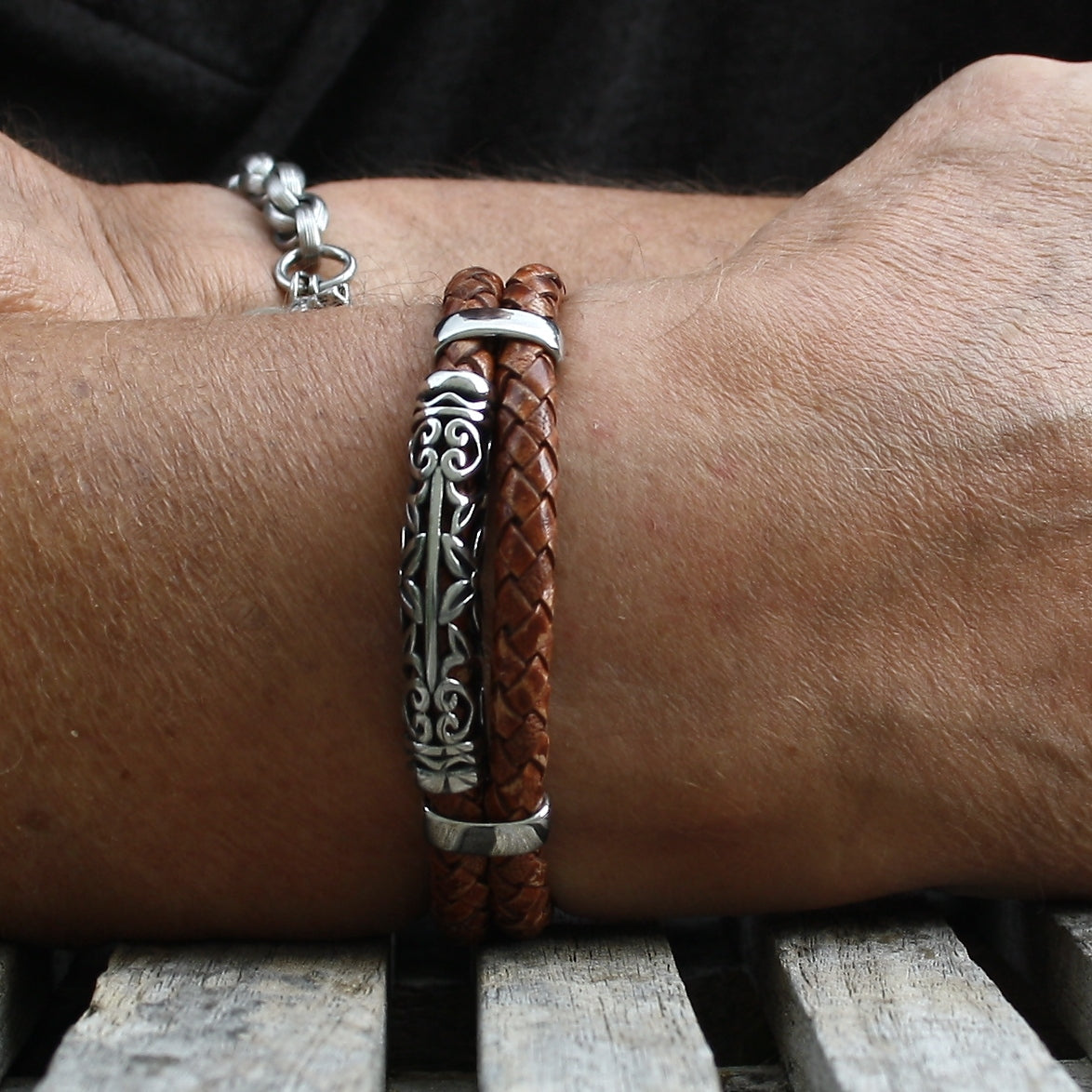 Herren-Leder-Armband-xo-cognac-geflochten-Edelstahlverschluss-getragen-wavepirate-shop-f-handgefertigt-handmade-hamburg
