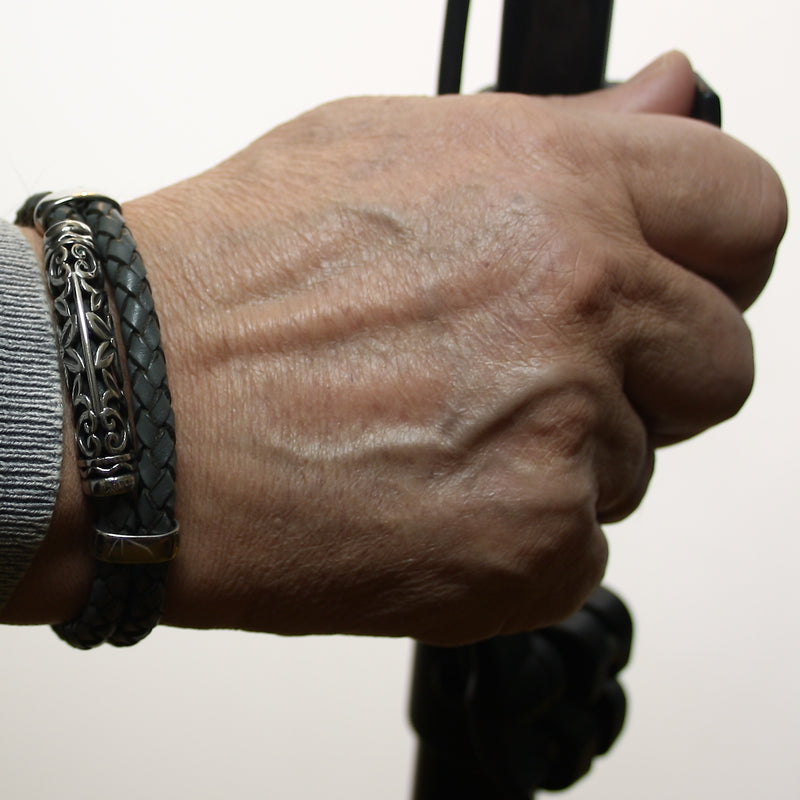 Herren-Leder-Armband-xo-dunkelgrau-geflochten-Edelstahlverschluss-getragen-wavepirate-shop-f