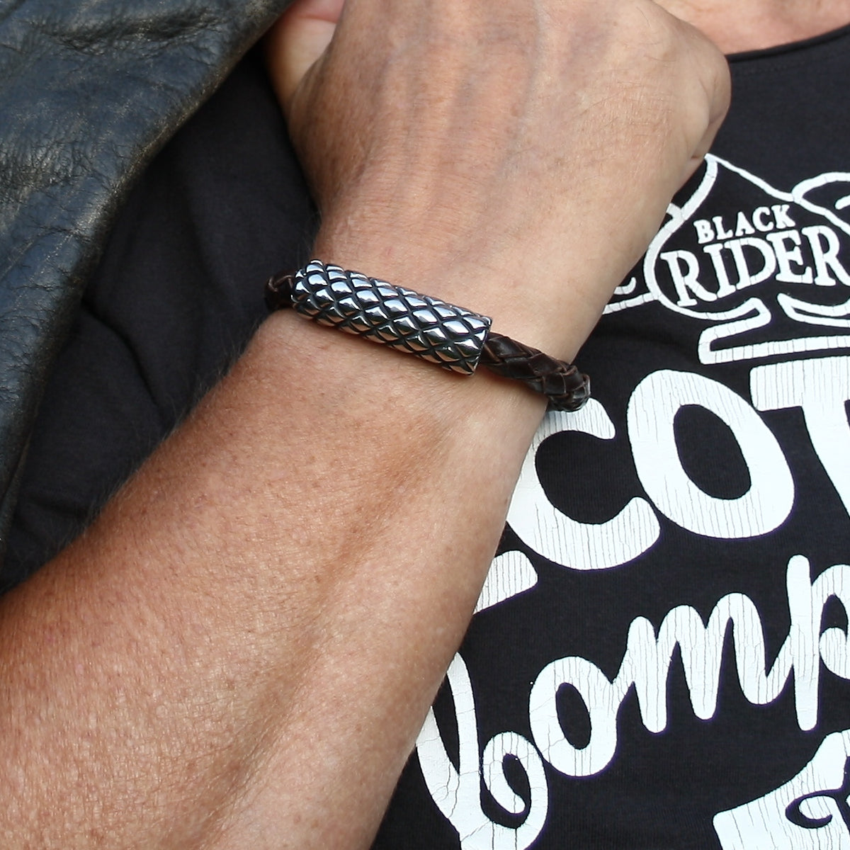 Herren-Leder-armband-max-braun-geflochten-Edelstahlverschluss-getragen-wavepirate-shop-f1