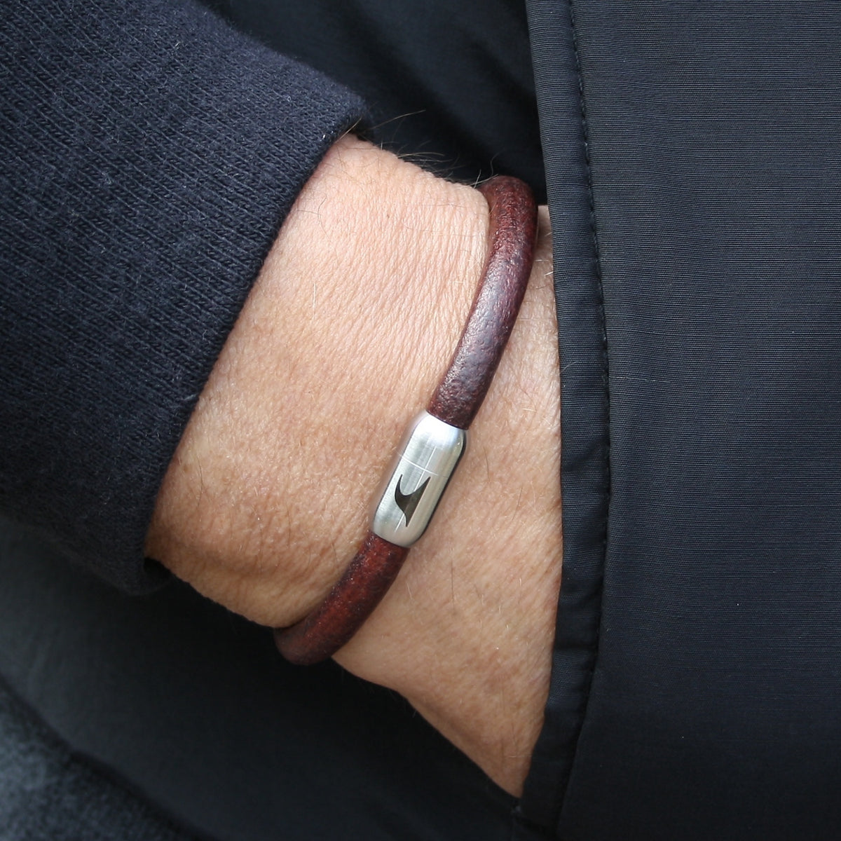 Herren-Leder-armband-steel-braun-silber-massiv-Edelstahlverschluss-getragen-wavepirate-shop-r1