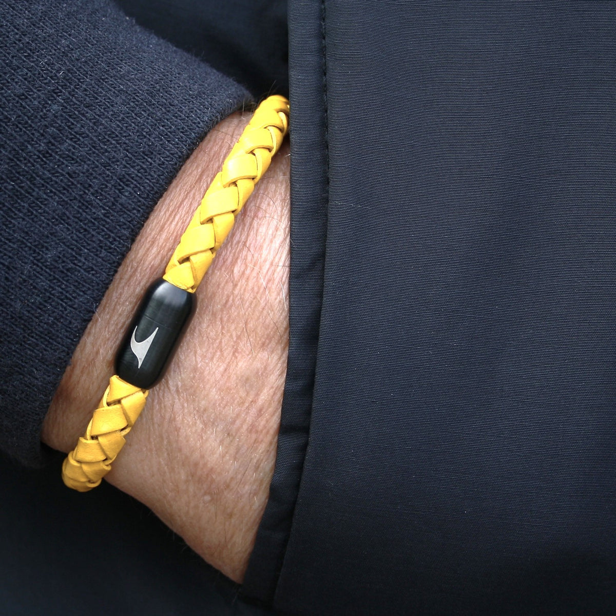 Herren-Leder-armband-steel-gelb-schwarz-geflochten-Edelstahlverschluss-getragen-wavepirate-shop-f