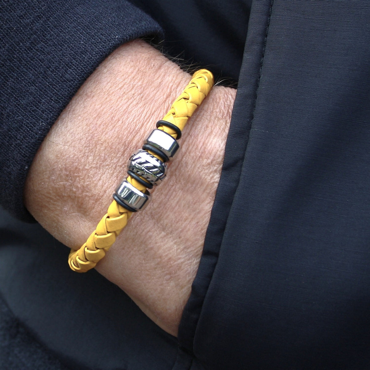 Herren-Leder-armband-steel-gelb-schwarz-geflochten-Edelstahlverschluss-getragen-wavepirate-shop-f1