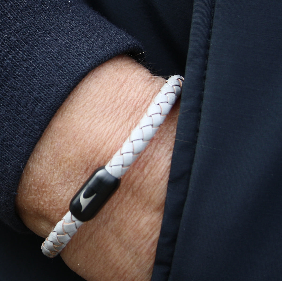 Herren-Leder-armband-steel-grau-schwarz-geflochten-Edelstahlverschluss-getragen-wavepirate-shop-f