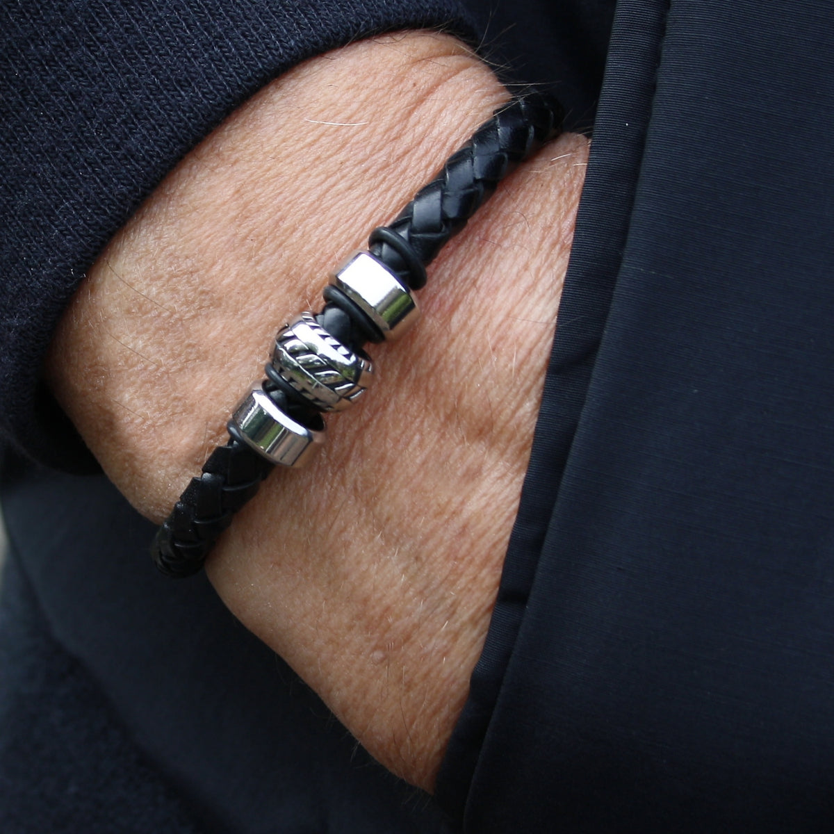 Herren-Leder-armband-steel-schwarz-geflochten-Edelstahlverschluss-getragen-wavepirate-shop-fh