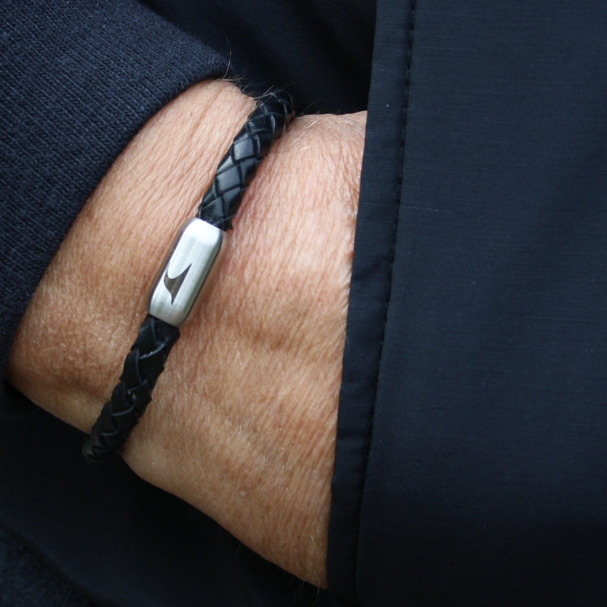 Herren-Leder-armband-steel-schwarz-silber-geflochten-Edelstahlverschluss-getragen-wavepirate-shop-f
