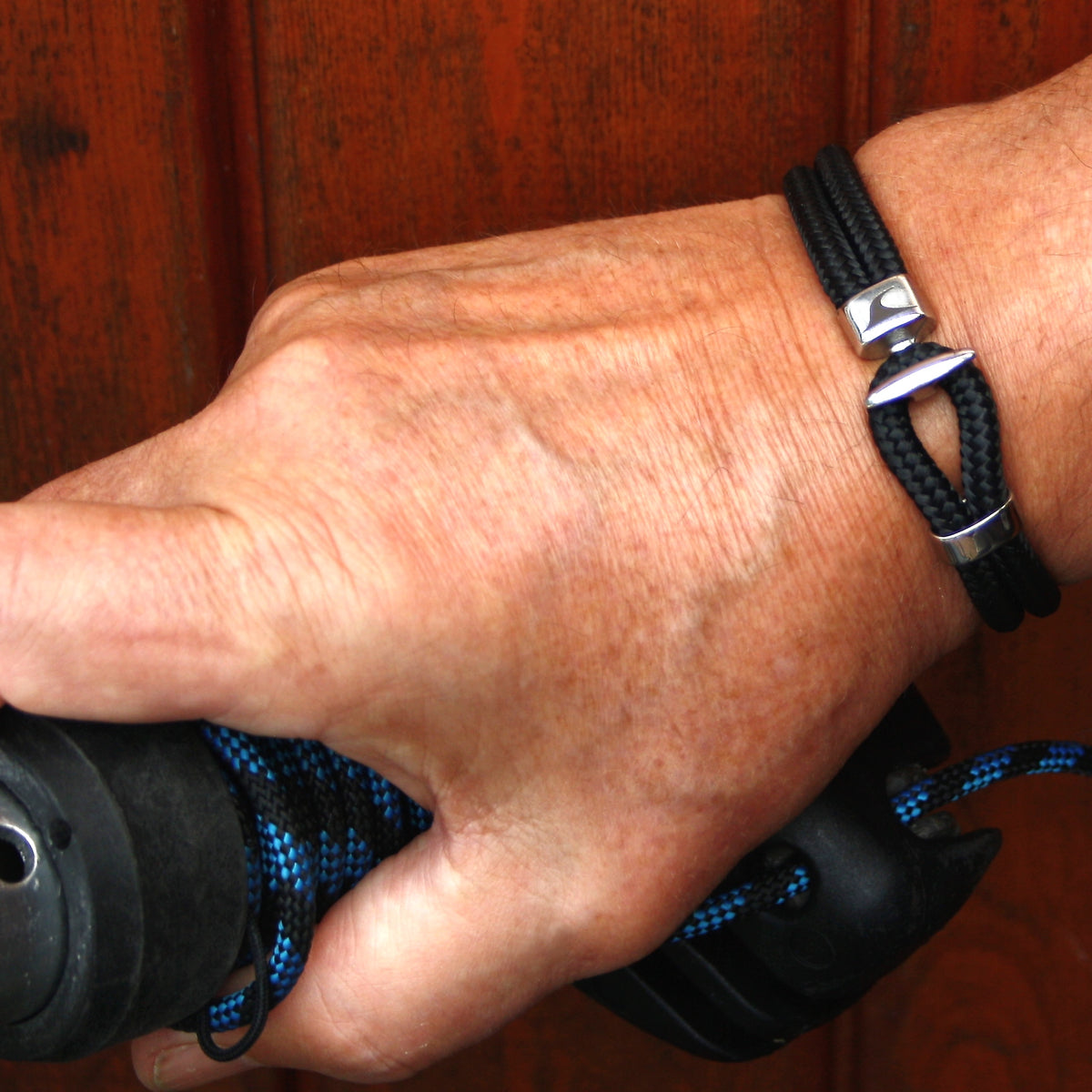 Herren-Segeltau-Armband-Aruba-schwarz-geflochten-Edelstahlverschluss-getragen-wavepirate-shop-st