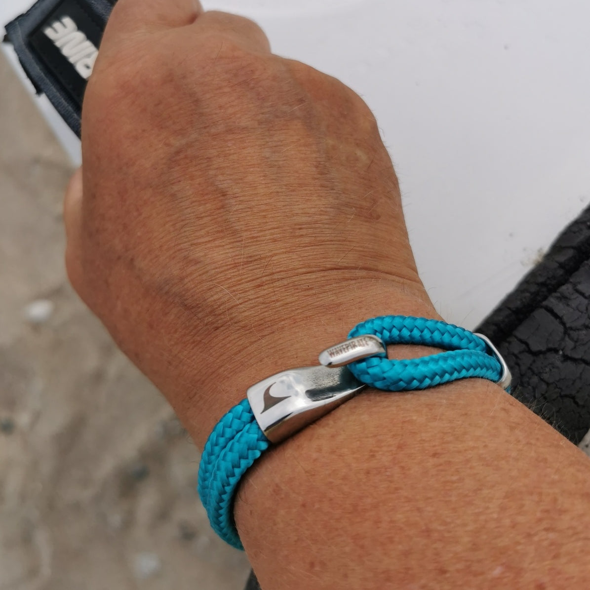 Herren-Segeltau-Armband-Peak-blau-geflochten-Edelstahlverschluss-getragen-wavepirate-shop-st