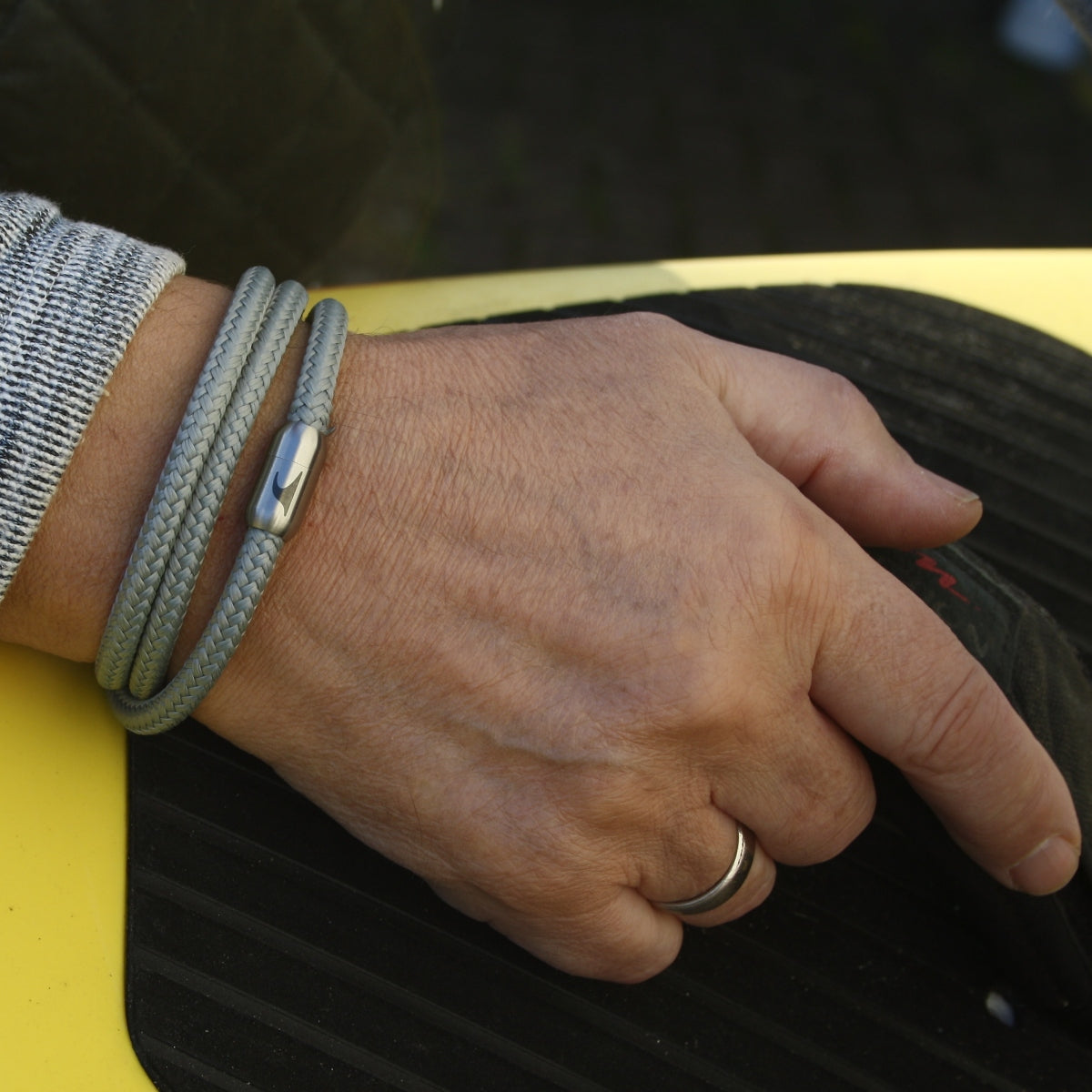 Herren-Segeltau-Armband-Storm-grau-geflochten-Edelstahlverschluss-getragen-wavepirate-shop-st