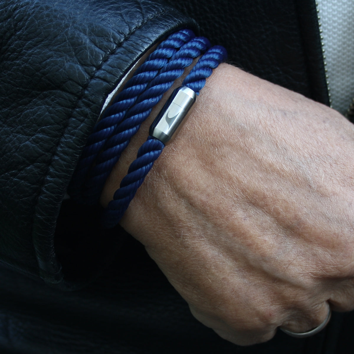 Herren-Segeltau-Armband-Storm-koenigsblau-kordel-Edelstahlverschluss-getragen-wavepirate-shop-k