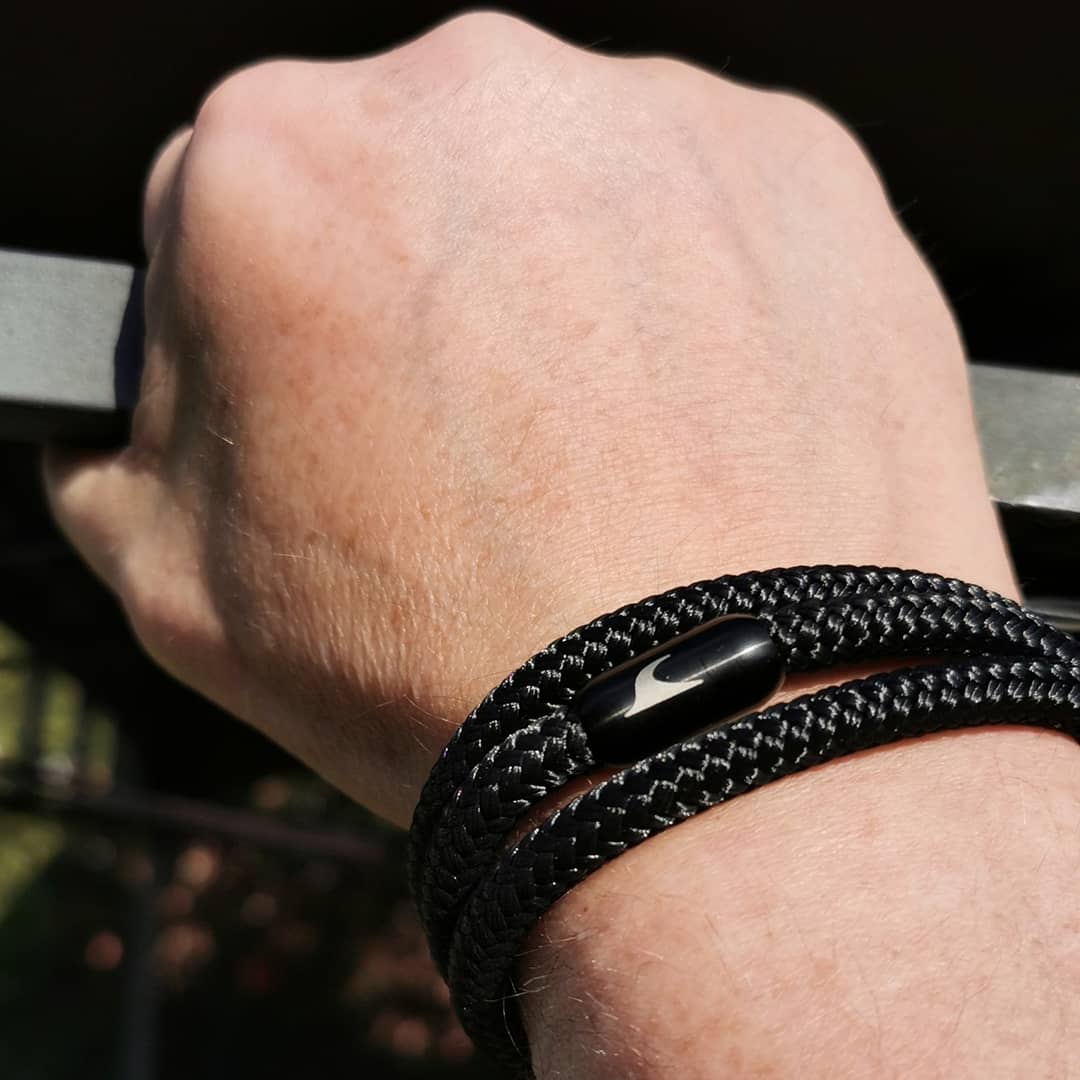 Herren-Segeltau-Armband-Storm-schwarz-schwarz-geflochten-Edelstahlverschluss-getragen-wavepirate-shop-st-1
