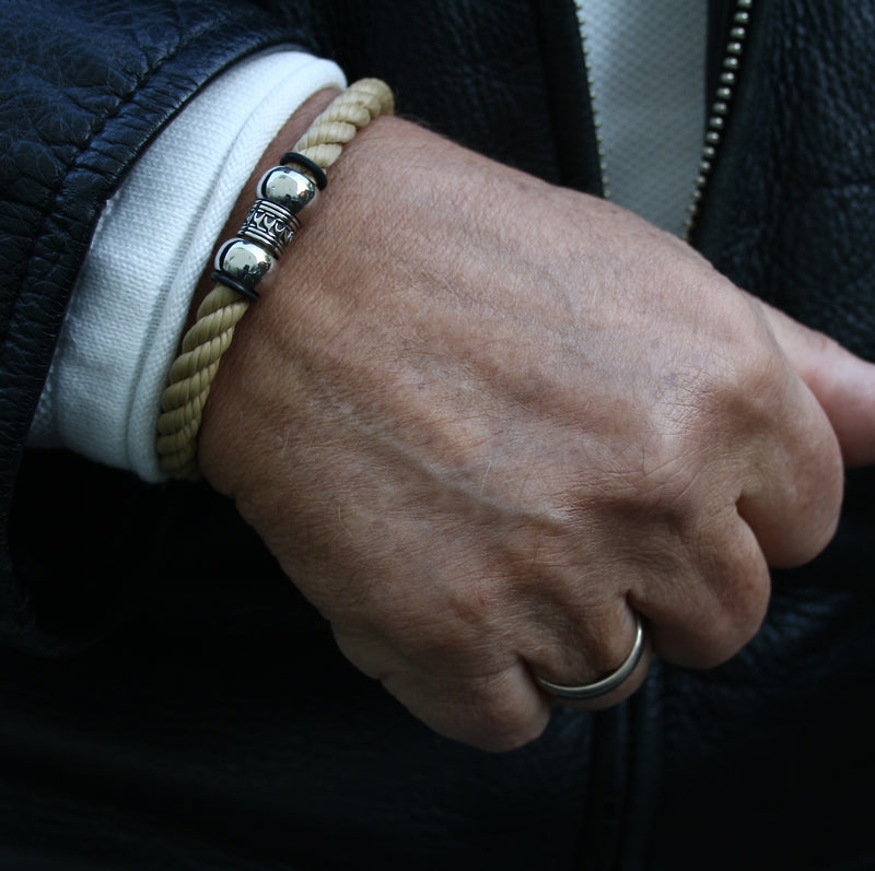Herren-Segeltau-Armband-atoll-beige-kordel-Edelstahlverschluss-getragen-wavepirate-shop-k