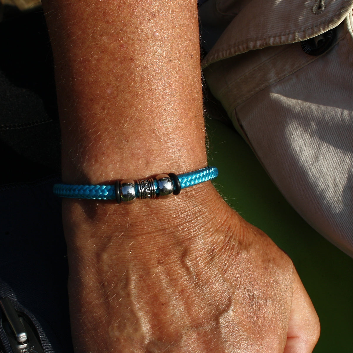 Herren-Segeltau-Armband-atoll-blau-geflochten-Edelstahlverschluss-getragen-wavepirate-shop-st