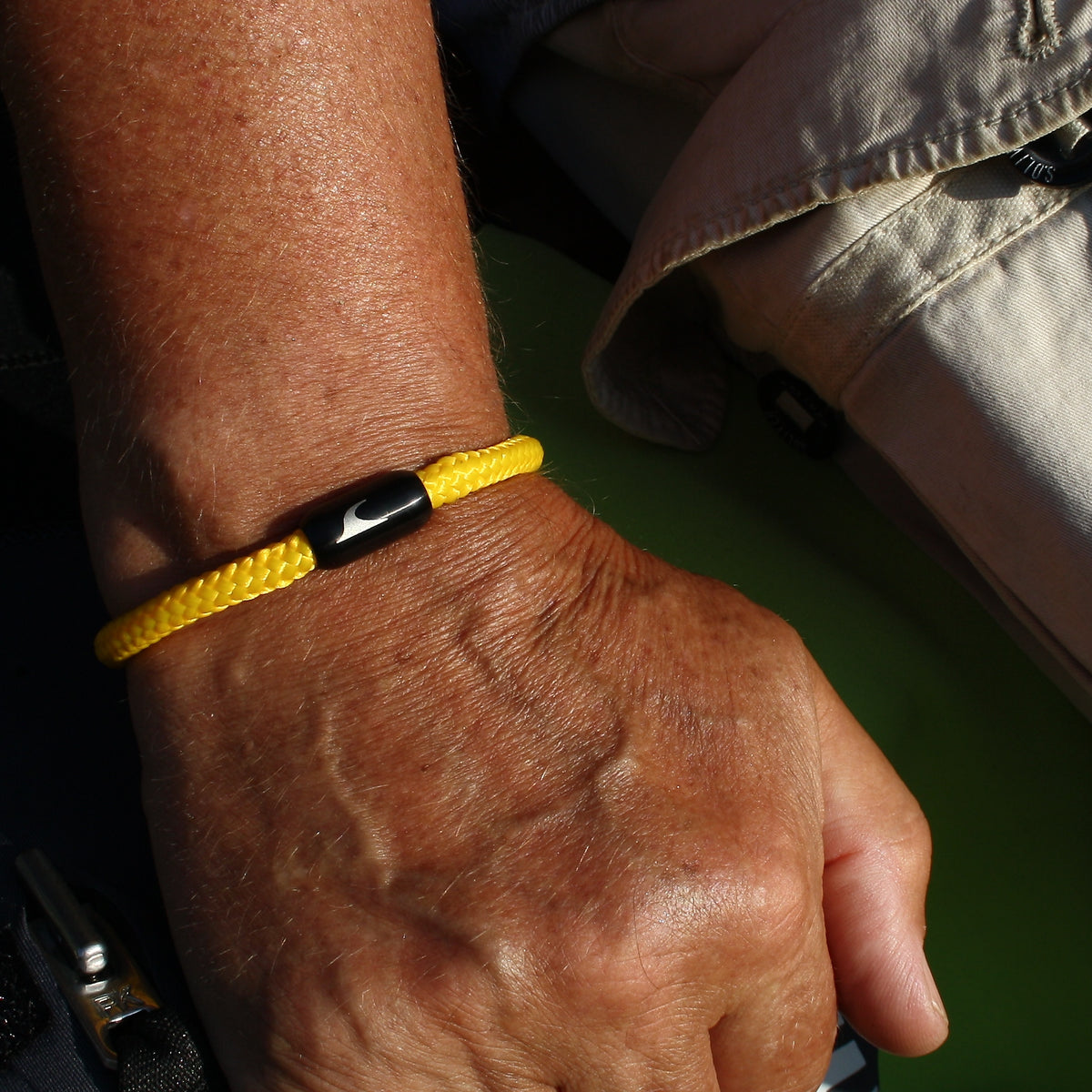 Herren-Segeltau-Armband-atoll-gelb-schwarz-geflochten-Edelstahlverschluss-getragen-wavepirate-shop-st-1