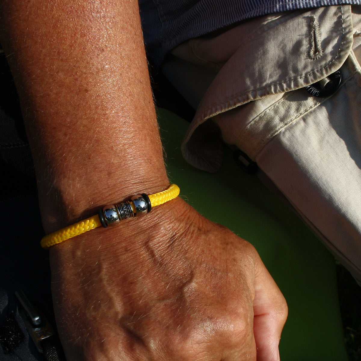 Herren-Segeltau-Armband-atoll-gelb-schwarz-geflochten-Edelstahlverschluss-getragen-wavepirate-shop-st