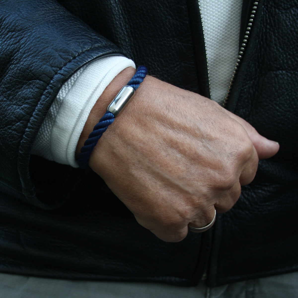 Herren-Segeltau-Armband-atoll-koenigsblau-kordel-Edelstahlverschluss-getragen-wavepirate-shop-k-1