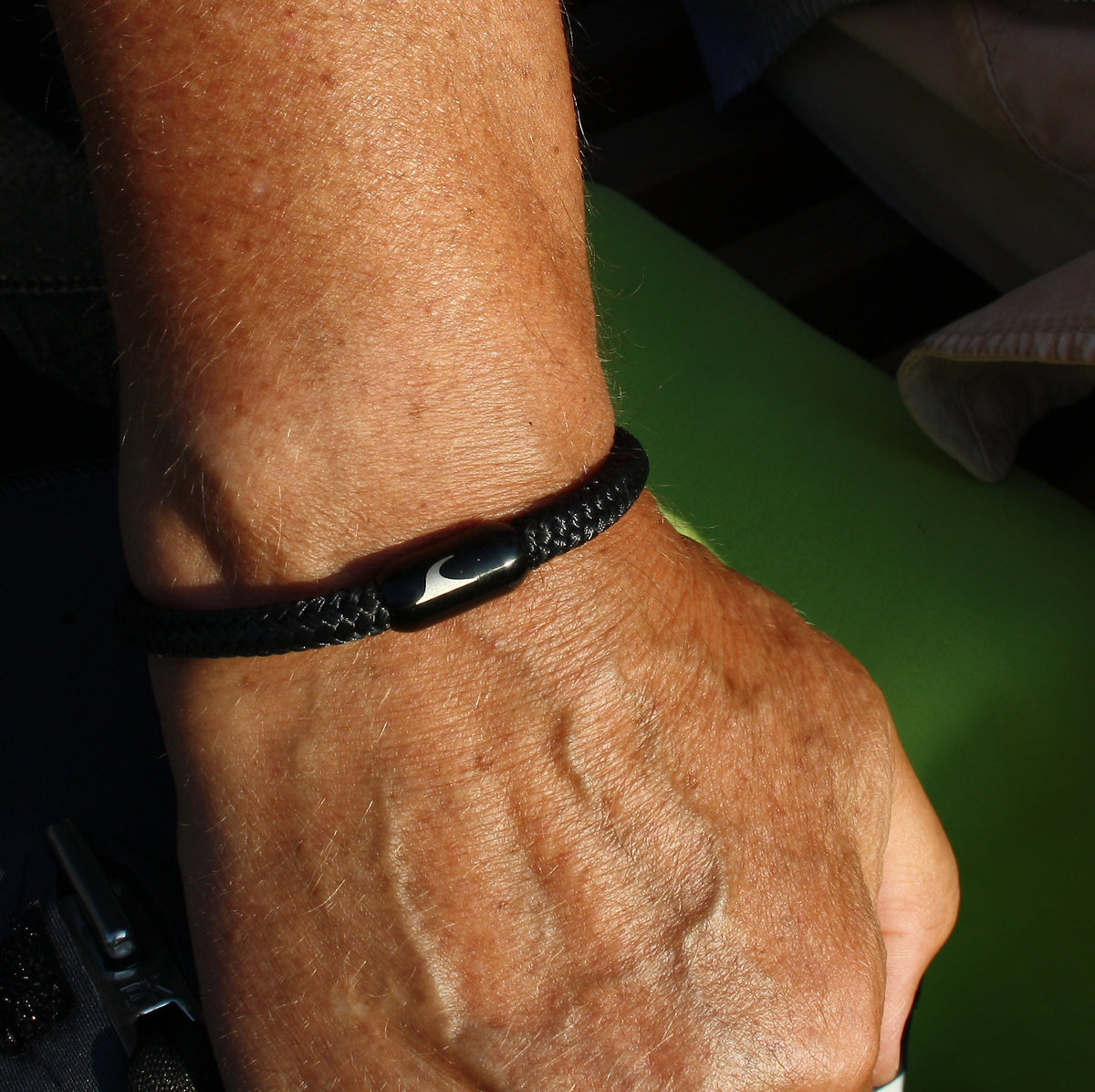 Herren-Segeltau-Armband-atoll-schwarz-geflochten-Edelstahlverschluss-getragen-wavepirate-shop-st