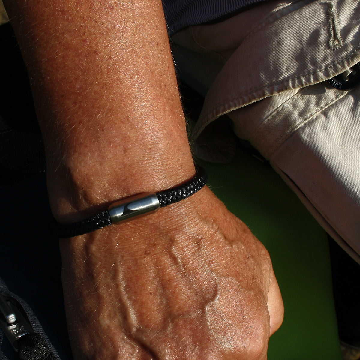 Herren-Segeltau-Armband-atoll-schwarz-silber-geflochten-Edelstahlverschluss-getragen-wavepirate-shop-st-1