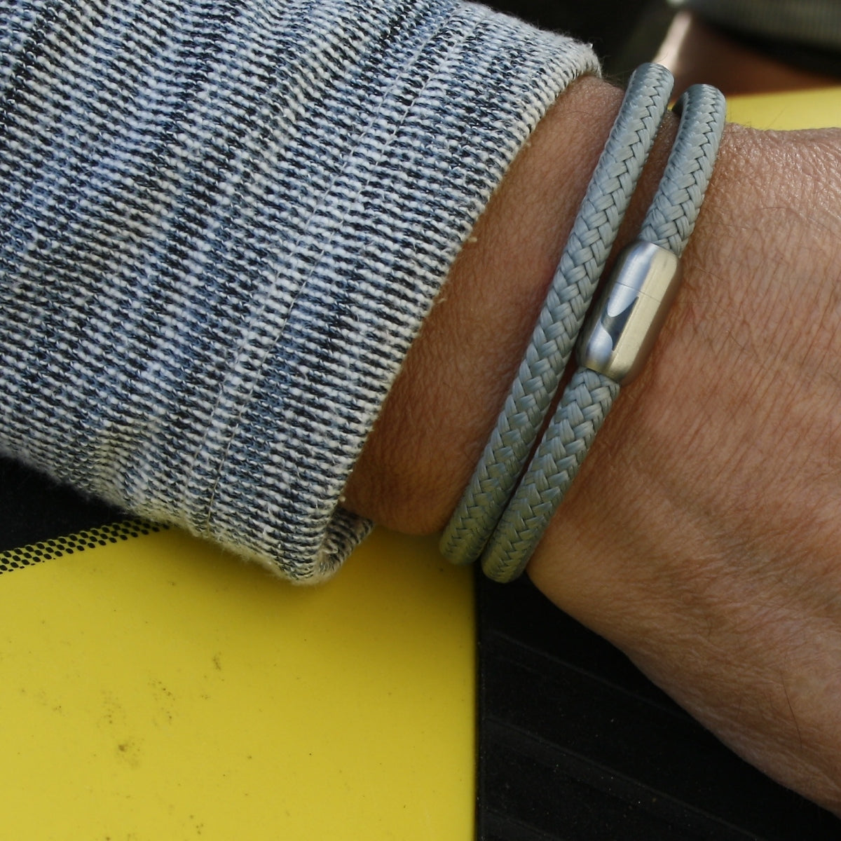 Herren-Segeltau-Armband-hawaii-grau-silber-Edelstahlverschluss-getragen-wavepirate-shop-st