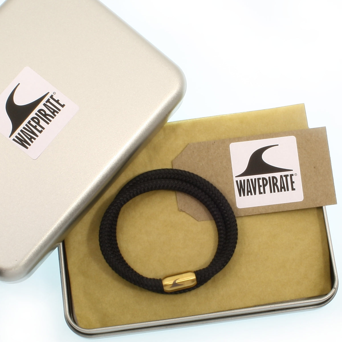 Analyzing image  Herren-Segeltau-Armband-hawaii-schwarz-gold-Edelstahlverschluss-geschenkverpackung-wavepirate-shop-st
