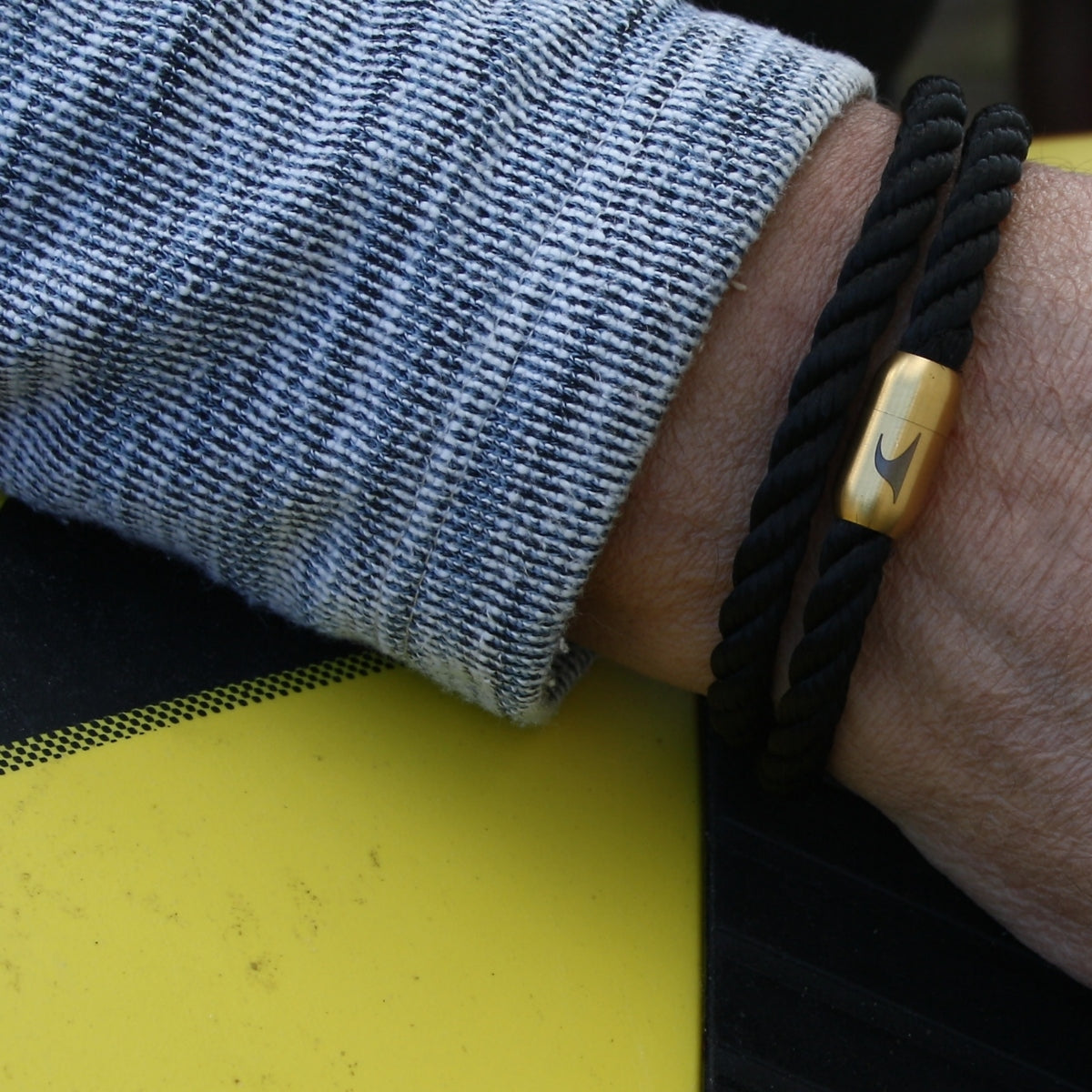 Herren-Segeltau-Armband-hawaii-schwarz-gold-Edelstahlverschluss-getragen-wavepirate-shop-k