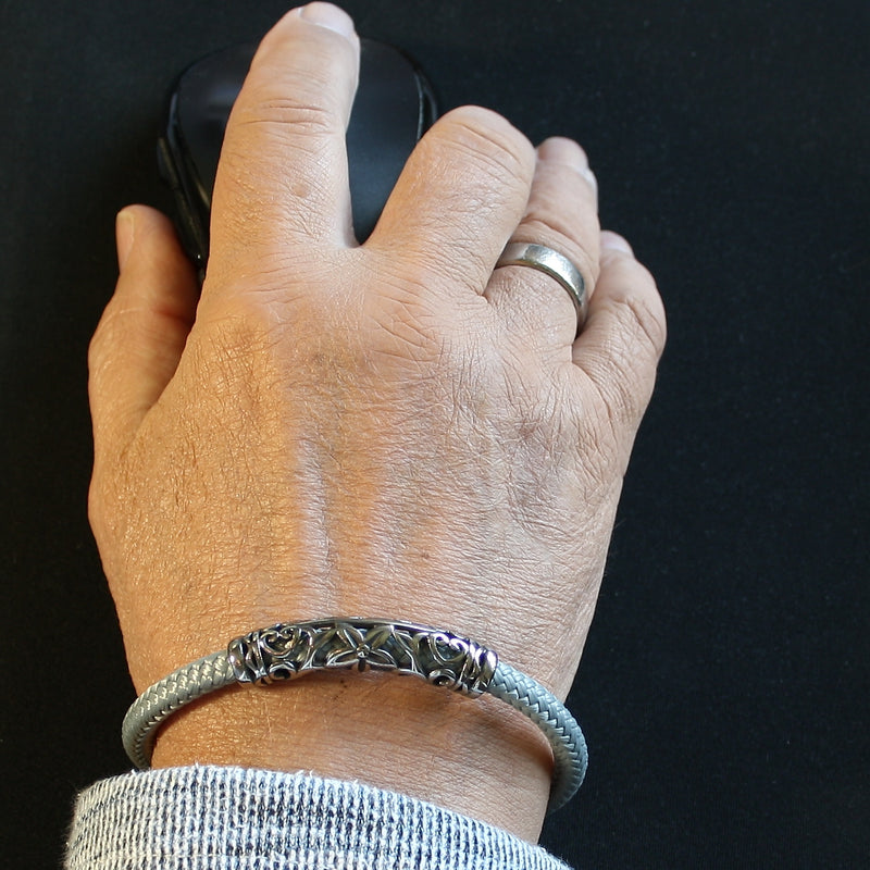 Herren-Segeltau-Armband-sylt-xo-grau-schwarz-geflochten-Edelstahlverschluss-getragen-wavepirate-shop-st