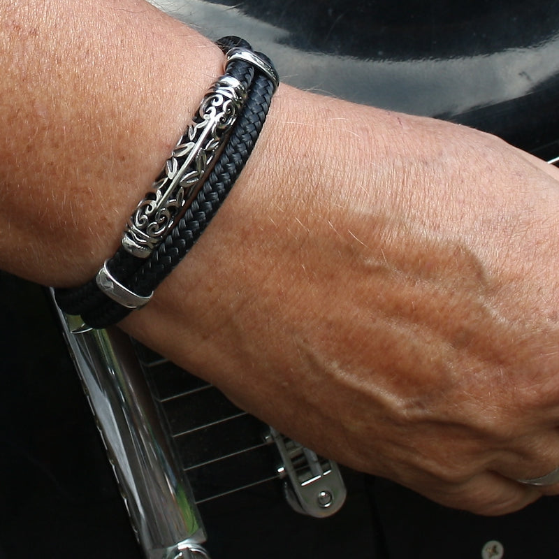 Herren-Segeltau-Armband-xo-schwarz-geflochten-Edelstahlverschluss-getragen-wavepirate-shop-st