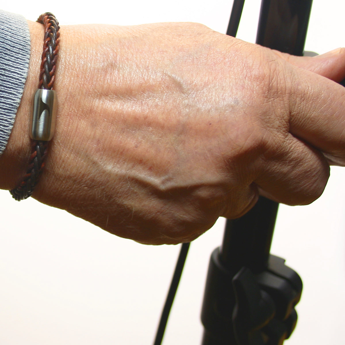 Herren-leder-armband-damen-sylt-braun-silber-geflochten-Edelstahlverschluss-getragen-wavepirate-shop-8