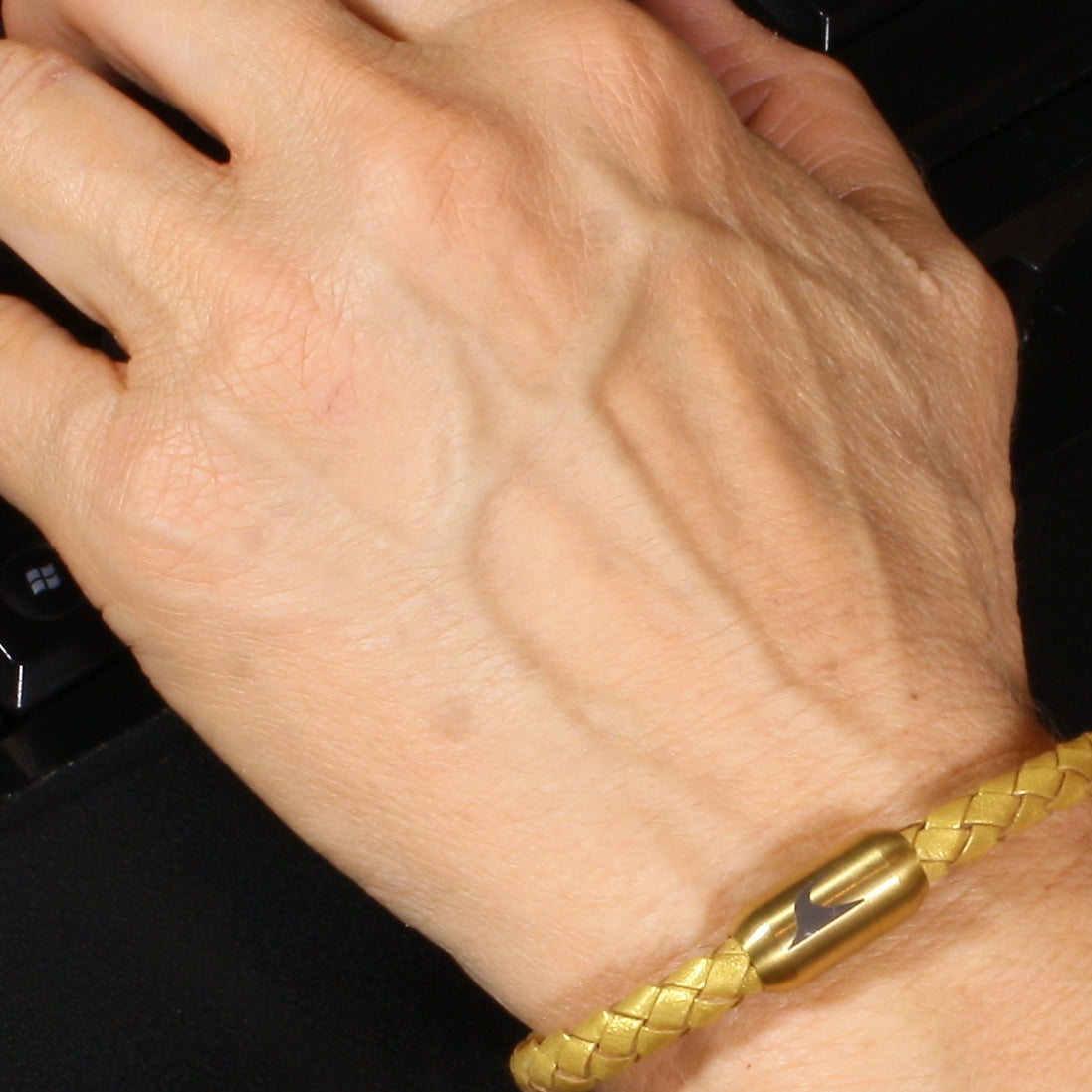 Herren-leder-armband-damen-sylt-gold-geflochten-Edelstahlverschluss-getragen-wavepirate-shop-f