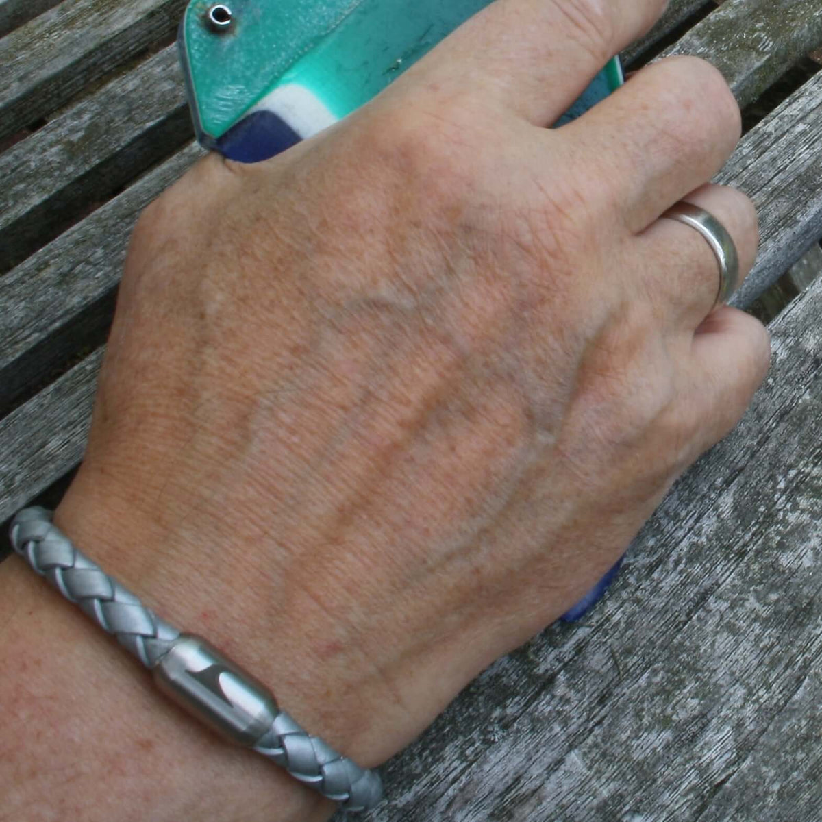 Herren-leder-armband-damen-sylt-silber-silber-geflochten-Edelstahlverschluss-getragen-wavepirate-shop-f