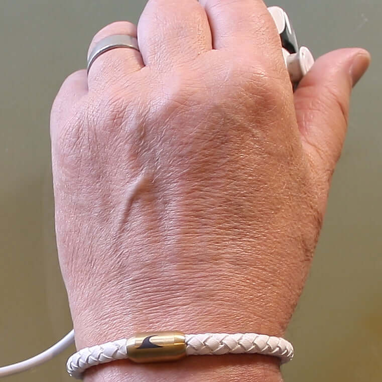 Herren-leder-armband-damen-sylt-weiss-gold-geflochten-Edelstahlverschluss-getragen-wavepirate-shop-f