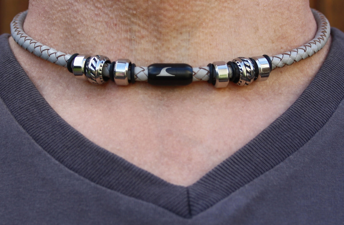 Herren-leder-halskette-damen-steel-grau-schwarz-geflochten-Edelstahlverschluss-getragen-wavepirate-shop-f