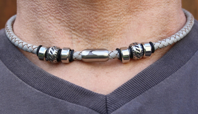 Herren-leder-halskette-damen-steel-grau-silber-geflochten-Edelstahlverschluss-getragen-wavepirate-shop-f