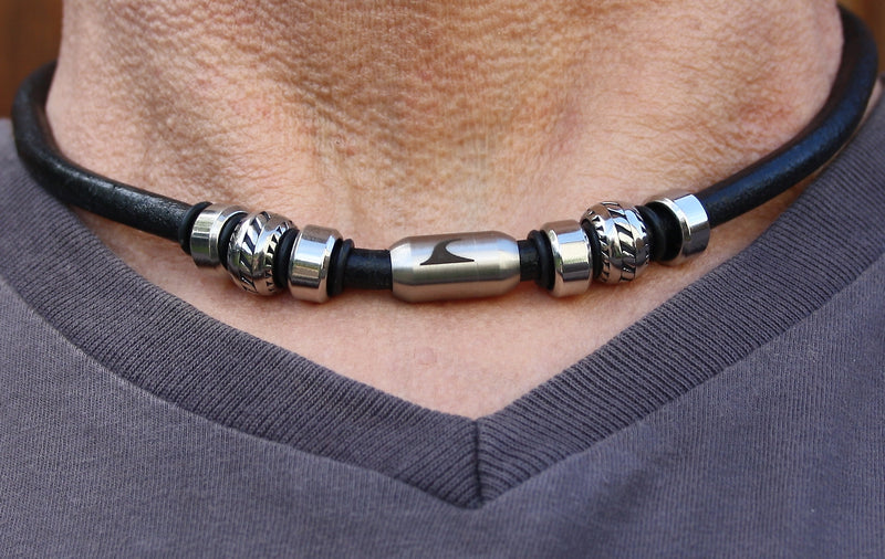Herren-leder-halskette-damen-steel-schwarz-silber-riemen-massiv-Edelstahlverschluss-getragen-wavepirate-shop-r