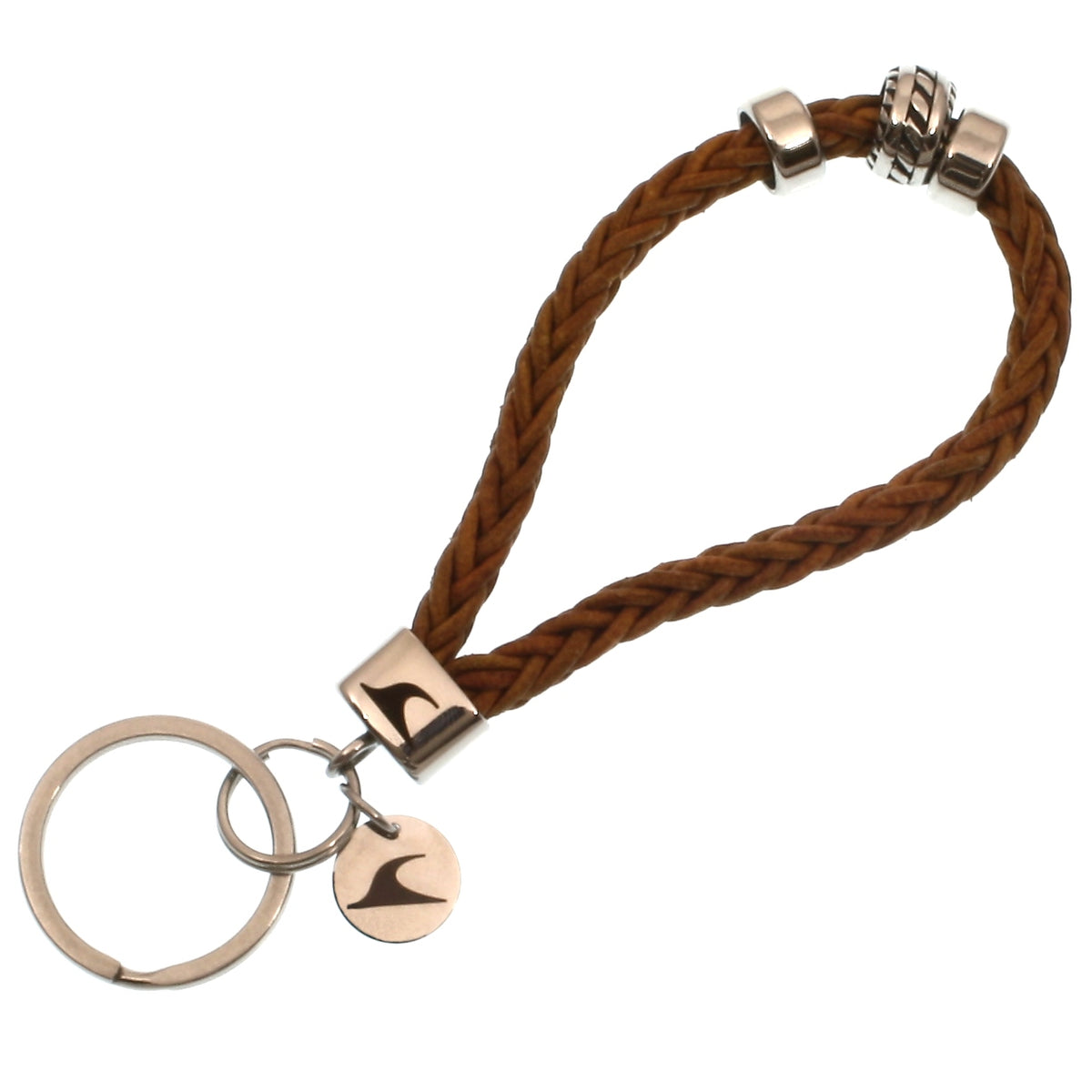 Ein geflochtener brauner Schlüsselanhänger aus Leder mit silbernem Metallring, silberner Endkappe und rundem Anhänger.