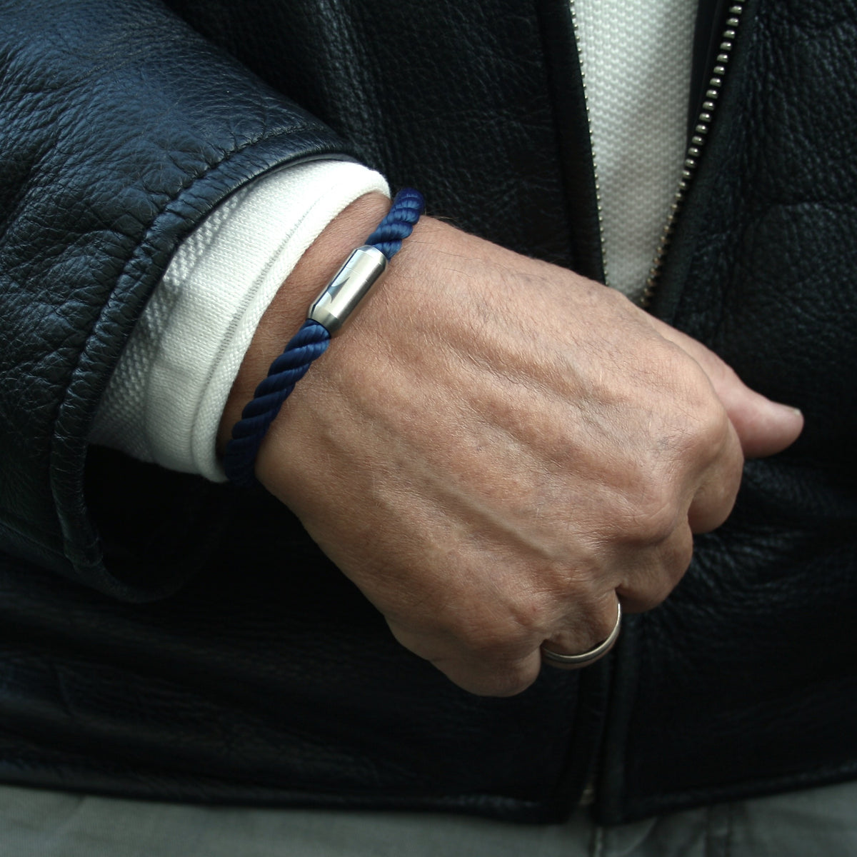 Herren-segeltau-armband-damen-sylt-blau-silber-kordel-Edelstahlverschluss-getragen-wavepirate-shop-k