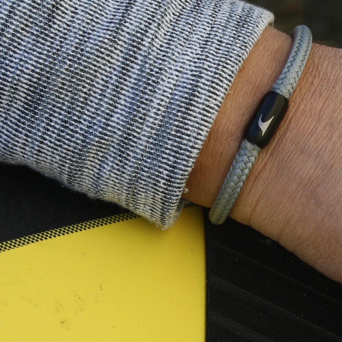 Herren-segeltau-armband-damen-sylt-grau-schwarz-geflochten-Edelstahlverschluss-getragen-wavepirate-shop-st