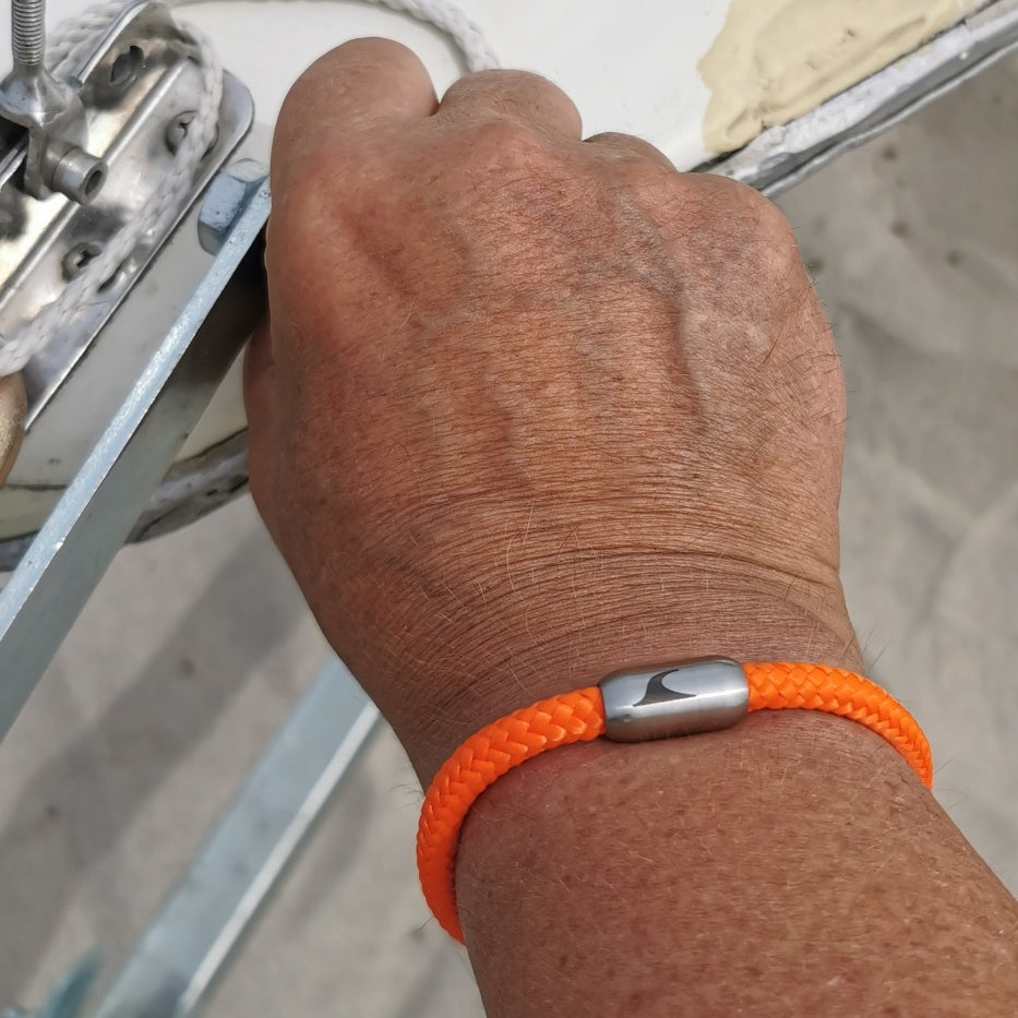 Herren-segeltau-armband-damen-sylt-orange-silber-geflochten-Edelstahlverschluss-getragen-wavepirate-shop-st